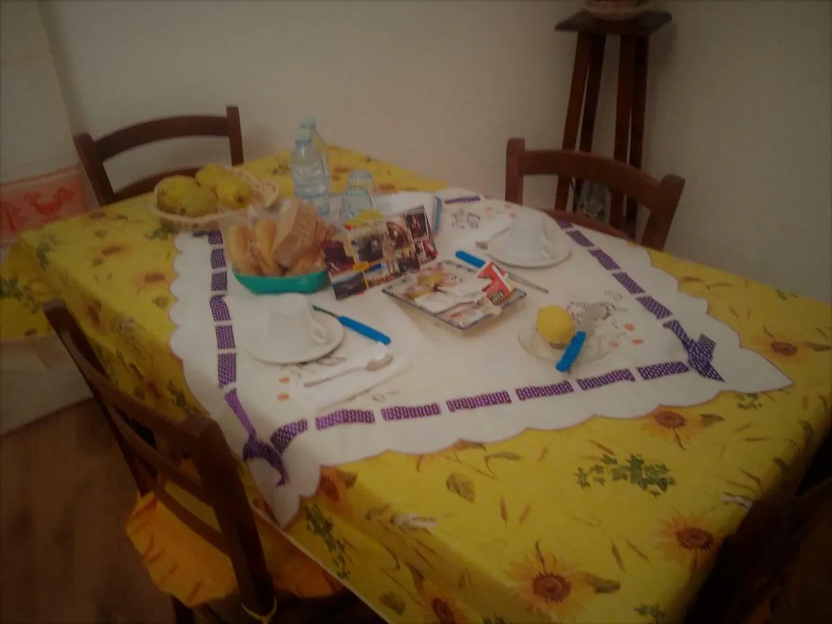 Konukevi La Piazzetta Otel Austis İtalya